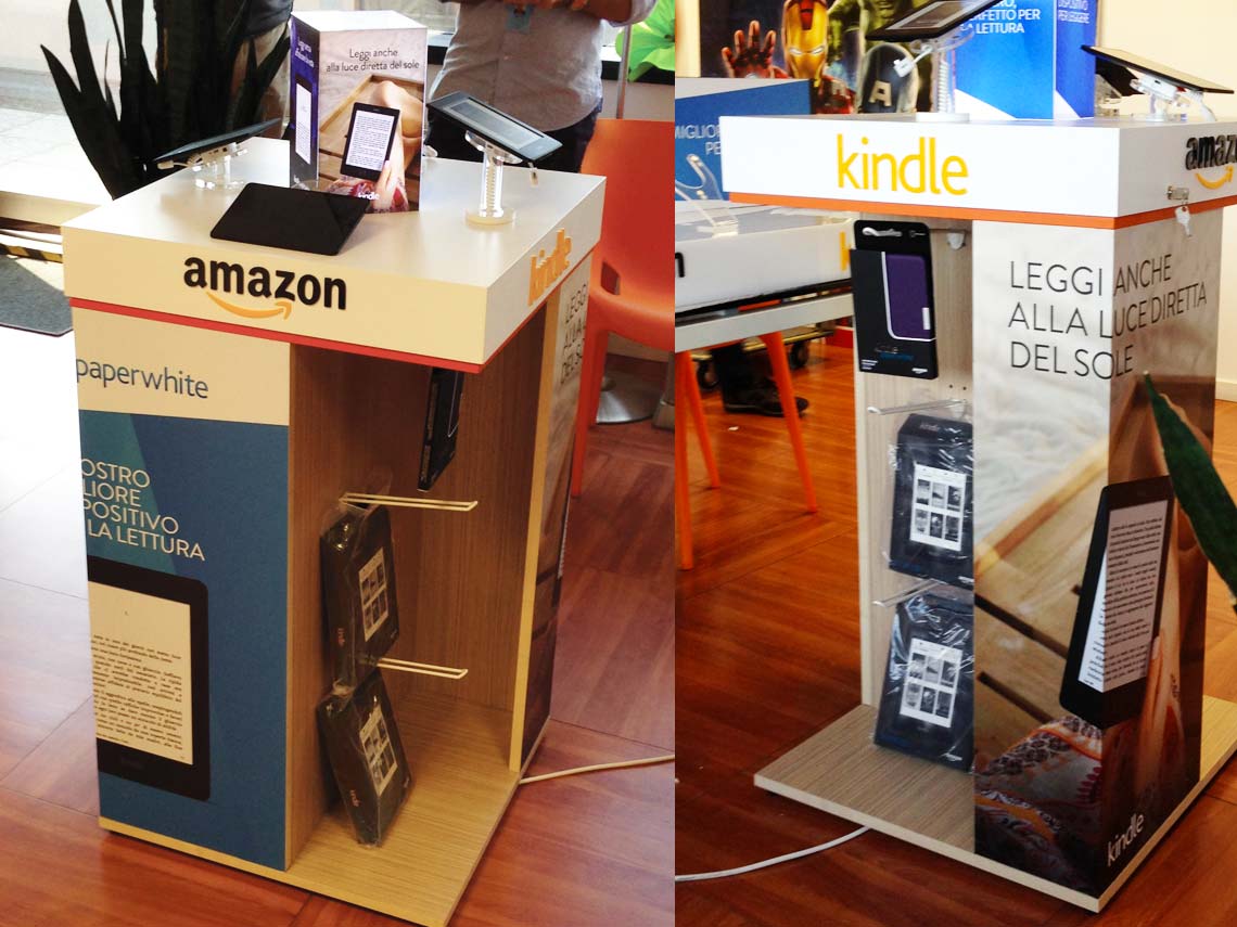 L’espositore da terra per Kindle Amazon sfrutta lo spazio per supportare device multipli insieme agli accessori della linea prodotto.