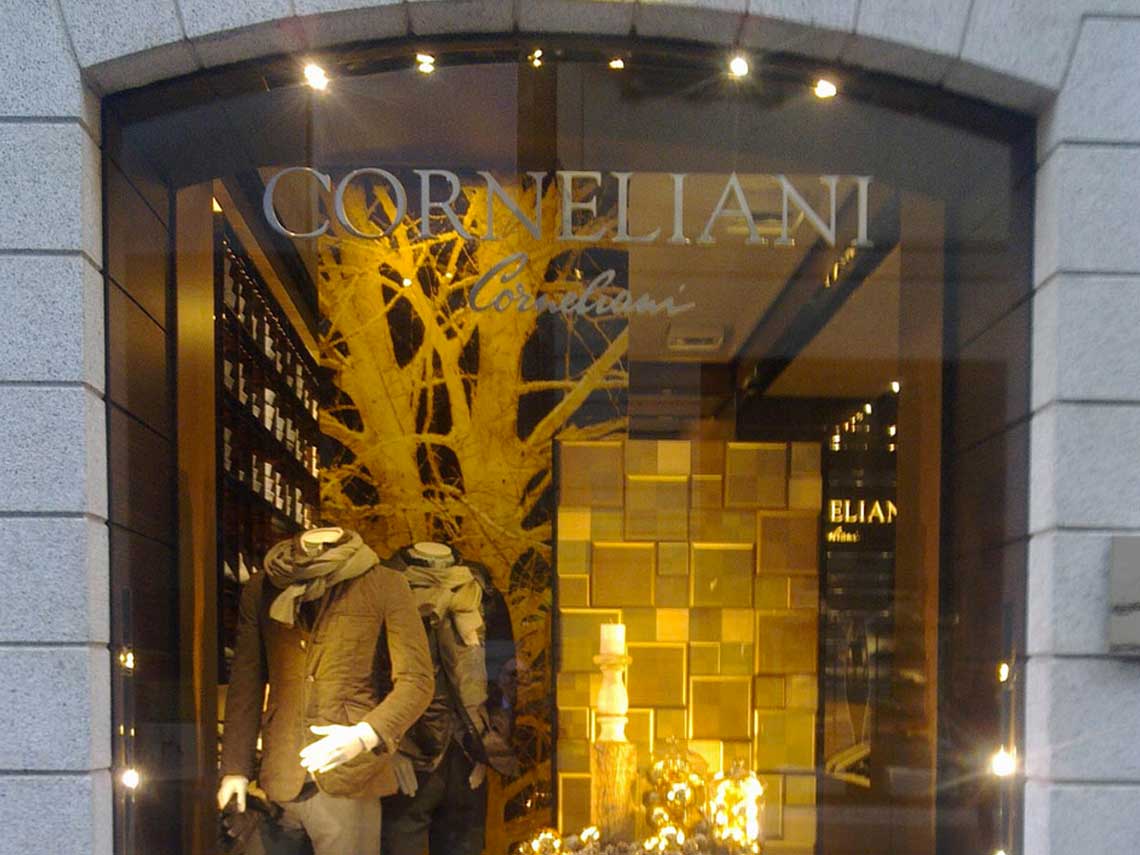 Oro, legno e dettagli foglia d'oro per l'allestimento vetrina natalizia di Corneliani progettata da Krea