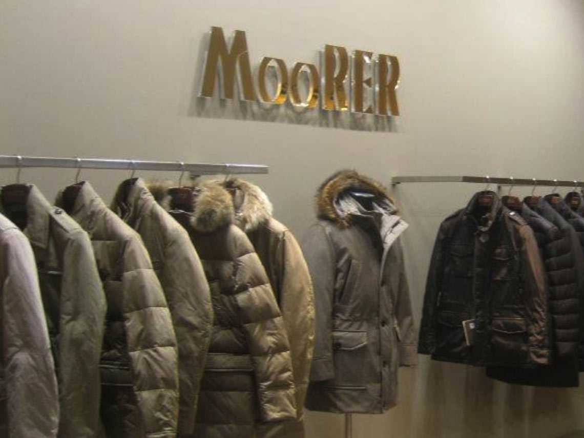 Immaginario minimalista nel corner progettato da Krea per il marchio di abbigliamento Moorer