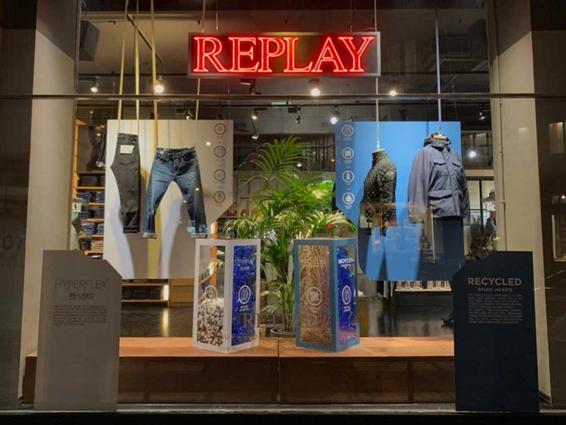 Le vetrine degli stores Replay sono progettate con arredi e materiali Krea