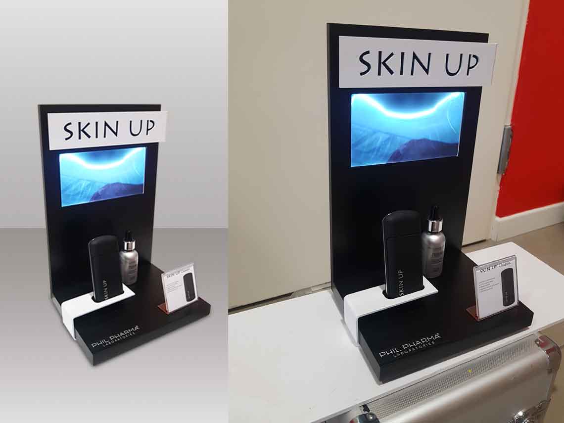 Espositore da banco con video integrato per promuovere i prodotti Skin Up a rotazione e altri materiali POP display