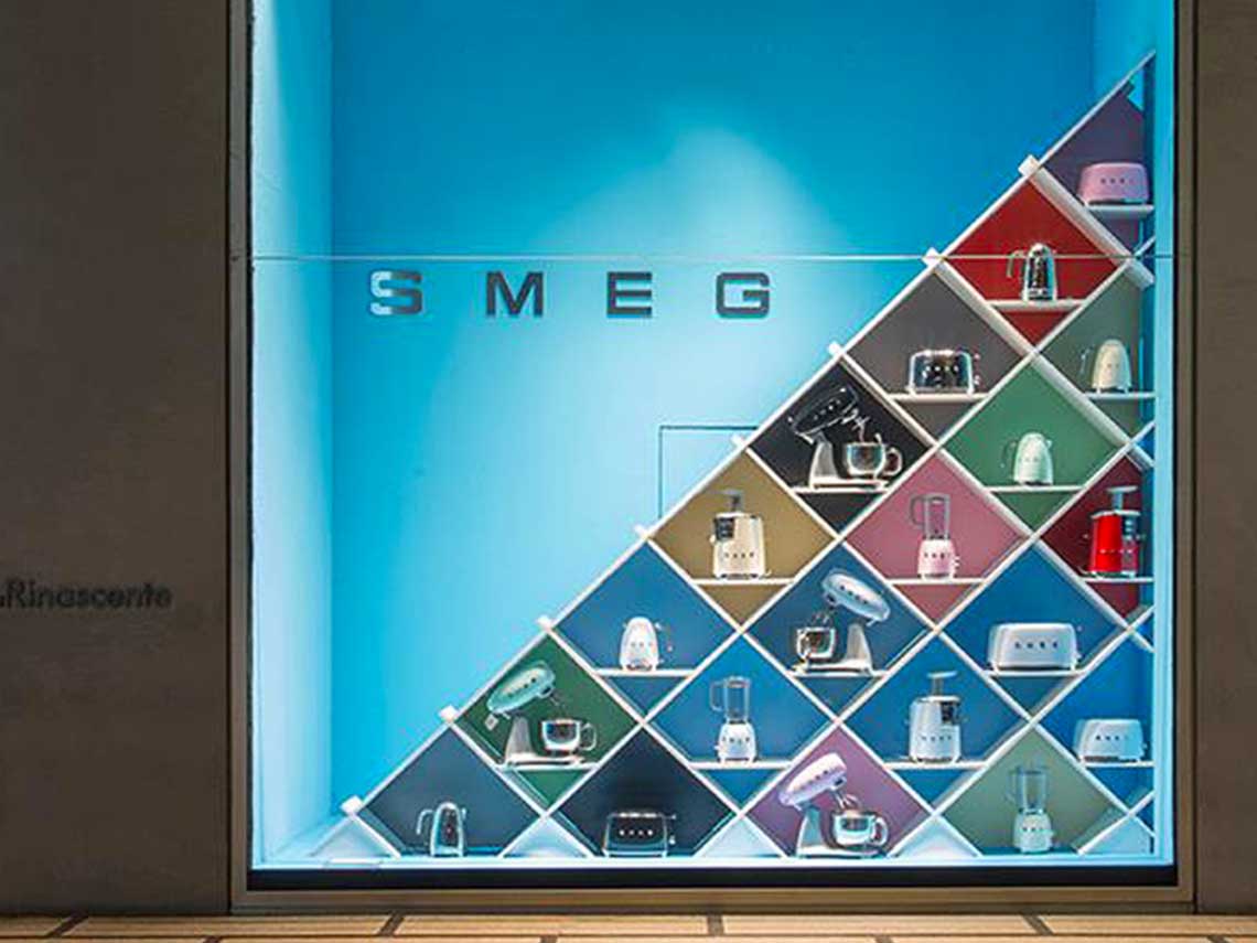 La vetrina Smeg realizzata all'interno di Rinascente Milano mette in mostra il marchio di elettrodomestici sotto una luce tutta particolare