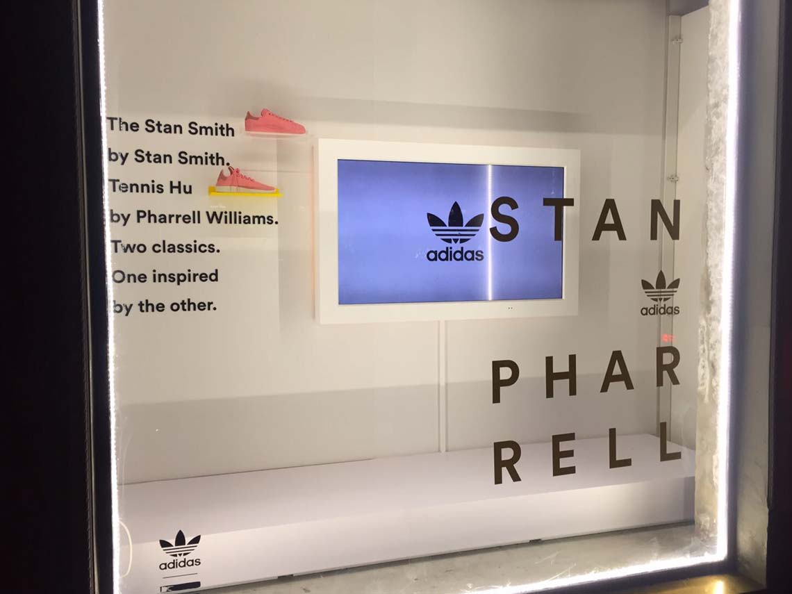 La collaborazione tra Pharrell Williams e Adidas al centro della vetrina realizzata da Krea